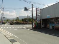 交差点近くに教室はあります。