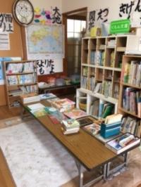 たくさんのえほんを揃えています。お迎えを待つ合間に読んで過ごします。<br />

