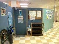 教室の入り口です。非接触の除菌スプレーも設置済みです。