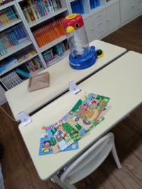 お子様に安全に座っていただける低い机と椅子、教育玩具のご紹介も用意しております。