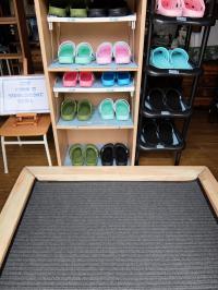 室内履きに履き替えてお入りいただきます。