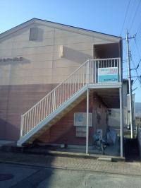 日下部小学校のすぐ近くです。