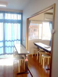 教室内は明るい雰囲気になっています。