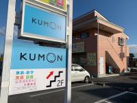 教室は通りに面したアパートの2階にあります。駐車場もあります。