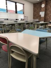 小さなお子さんにあわせた机といすでゆっくりお話しできます。