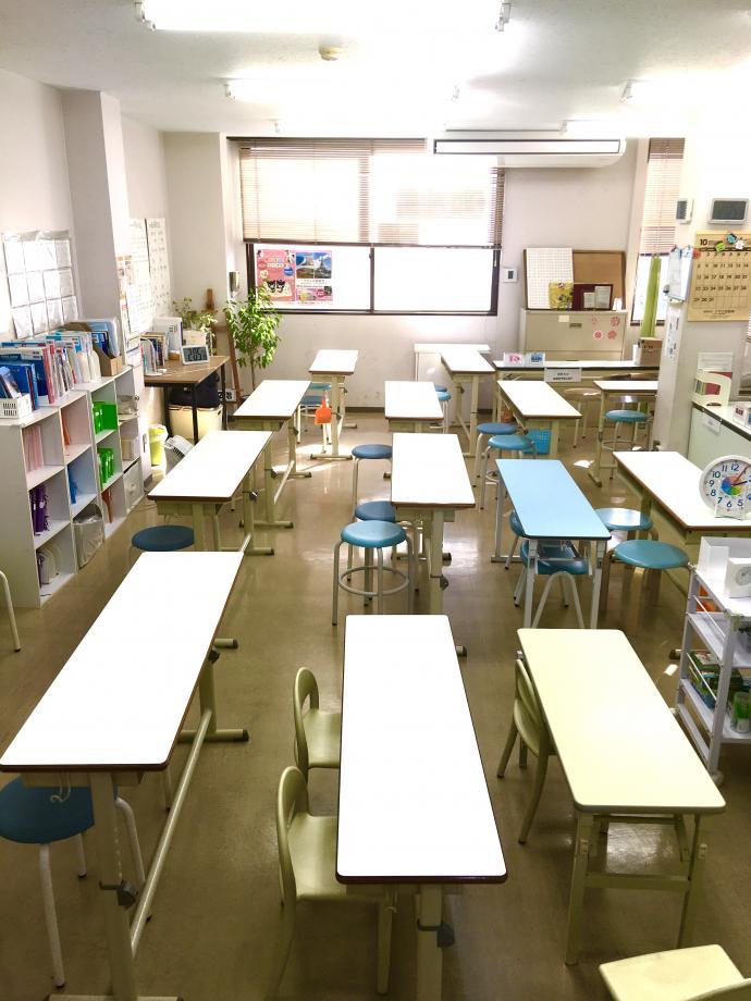 幼児さんの机、小中高生の机がそれぞれあります。