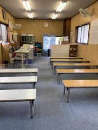 座り机を用いていますので小さなお子様も安心して学習いただけるよう努めております。