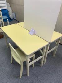 幼児さんでも安心して学習できるよう幼児専用の机といすを使用しております。