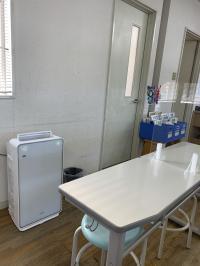 空気清浄機やビニールパーテーションを導入、こまめな消毒・換気を心がけています。