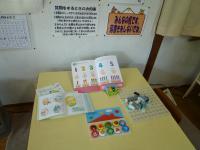 お母さんとお話ししている間、教室の教具で遊んでいただけます。