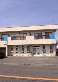南向きの明るい教室です。前面駐車スペースです。