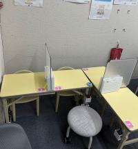 2歳児さんは 足がつく椅子と机でお絵描きやすうじパズルで遊べます♪