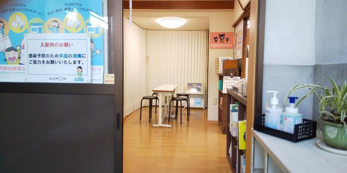 入口と待合室。学習を終えた生徒が待ち時間を上手に使う場所。保護者様はご入室自由。