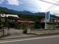 道路に面したKUMON看板が目印です。
