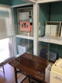 現在、スタッフ席にアクリル板を設置しております。