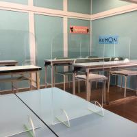 現在、生徒席にアクリル板を設置し、座席数を減らしております。
