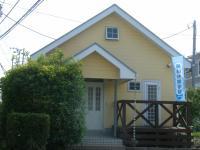 明るい黄色の建物です。