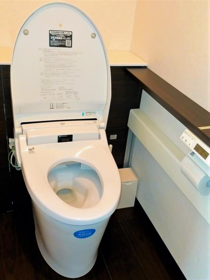 自動開閉・洗浄機能つき。世界一きれいなKUMONの教室トイレを目指しています！