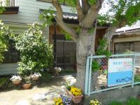 御坂支所第２駐車場の奥に教室はあります。