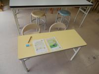 小さなお子様の体に合った机といすを備えています。