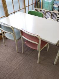 幼児さんは足の届く机で先生と一緒学びます。