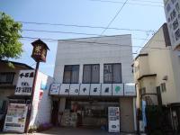 教室は２階です。