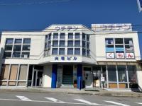 ビルの2階です。となりに駐車場があります。