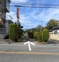 教室駐車場　教室並びの通路より、右手奥の空いている場所に駐車してください。