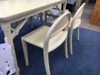 赤ちゃんを抱っこしても安定の机といすです。