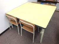 幼児のお子様でも足がつく机で安心して座れます