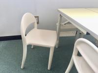 ちいさなお子様でも足が届くサイズのイスを用意しています。