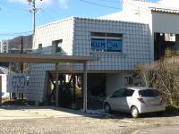 白い建物の２階が教室です。