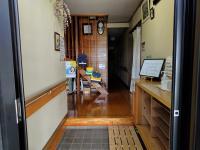 玄関にベビーカーを置くスペースがあります。