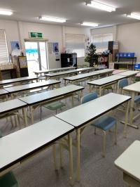 広く、明るい教室です。長机にひとりずつ座ります。