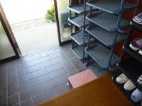 小さい子ども用に玄関に踏み台を置いています。