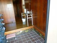 玄関は広めで手指用消毒液やペーパータオルも置いています。