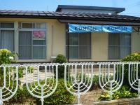 外から教室を見たところ。そばにはブランコのある小さい公園があります。