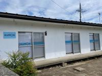 中込小学校から徒歩約5分の場所にあります。