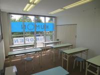 明るく落ち着いた雰囲気の教室。<br />
机は間隔を広めにとり、ゆったり並べてあります。