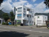 湯谷小学校前の白いビルの２階です。