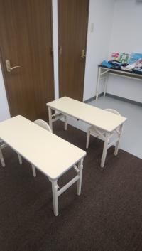 小さなお子さま用の席も用意しています。座る・読む・書くが身につくようにします。