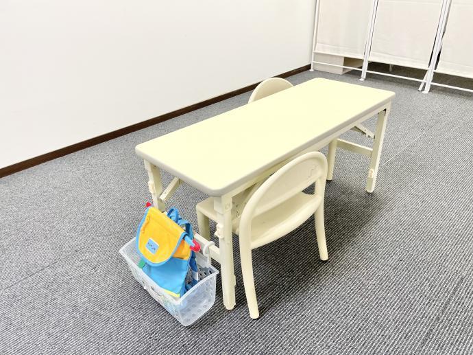 1,2歳〜床に足が届くサイズの机と椅子で学習<br />
しっかり座れて安心です