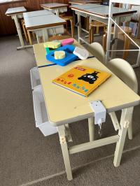ベビークモンの子どもさんたちは、専用の幼児席で絵本や教具に楽しく触れています。