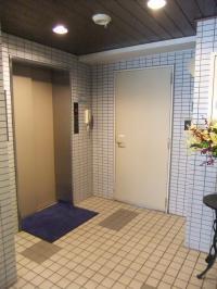 エレベーターで4階に上がってきてください。