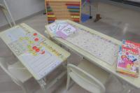 身長に合わせた机と椅子で小さな生徒さんも学習しています。