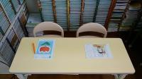 小さな机といすがありますので、一人で座る練習もできます。