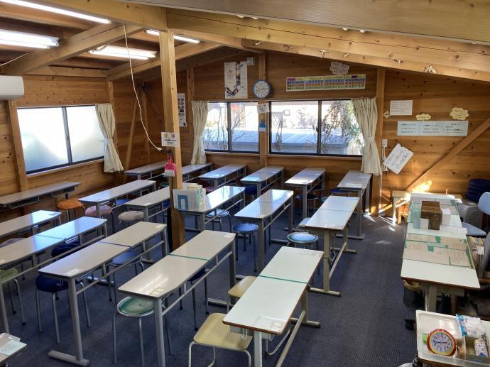広々とした学習スペース。壁・天井、全て木材で気持ちのよい空間です。