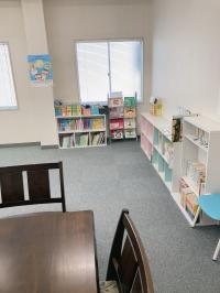 待合席 <br />
広くて清潔な空間に絵本やパズルを揃えています。乳幼児さんも安心です。