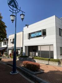 近くには公園やショッピングモールがあります。<br />
お散歩しながらお出かけください。