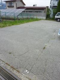 建物の裏に十分な駐車スペースがございます